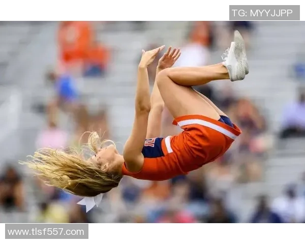 成都足球明星啦啦队队员展现激情与魅力助力球队奋勇争先