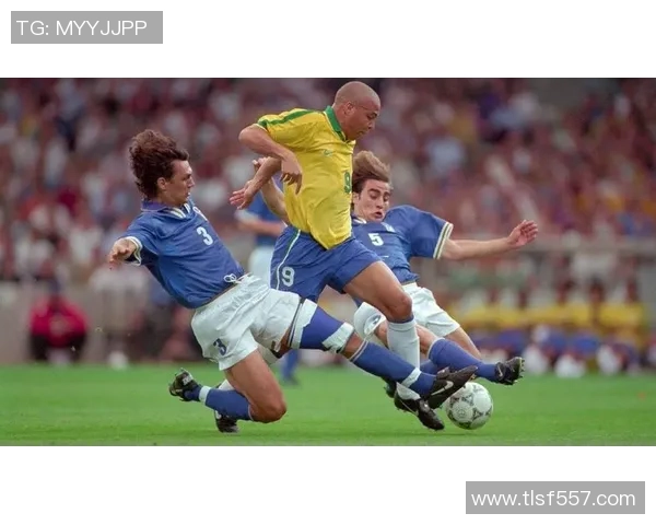 足球明星的风采与成就揭秘及其经典瞬间照片展示 足球明星的风采与成就揭秘及其经典瞬间照片展示